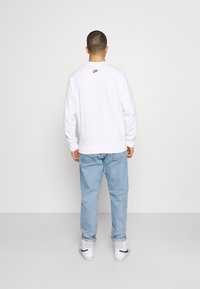 Bluza biała Nike - obrazek 2
